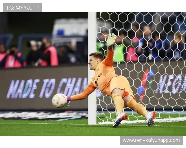 巴萨守门员日：特尔施特根练门线快速反应与脚下传球