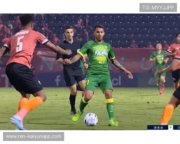 “华金·托比利亚的敏捷防守与精准传球，为美洲狮队带来重要胜利”